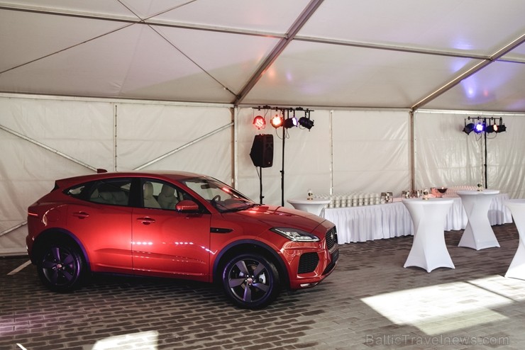 Ar ekskluzīvu auto prezentāciju Jaguar Land Rover zīmolu pārstāvis Inchcape Motors atklāj Baltijā lielāko Jaguar Land Rover autocentru Ar ekskluzīvu auto prezentāciju Jaguar Land Rover zīmolu pārstāvis Inchcape Motors atklāj Baltijā lielāko Jaguar Land Rover autocentru 260535