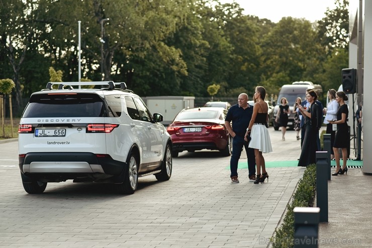 Ar ekskluzīvu auto prezentāciju Jaguar Land Rover zīmolu pārstāvis Inchcape Motors atklāj Baltijā lielāko Jaguar Land Rover autocentru Ar ekskluzīvu auto prezentāciju Jaguar Land Rover zīmolu pārstāvis Inchcape Motors atklāj Baltijā lielāko Jaguar Land Rover autocentru 260546