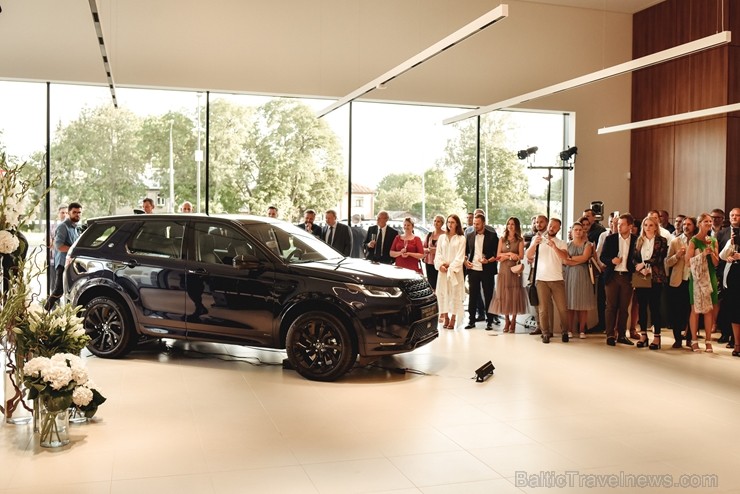 Ar ekskluzīvu auto prezentāciju Jaguar Land Rover zīmolu pārstāvis Inchcape Motors atklāj Baltijā lielāko Jaguar Land Rover autocentru Ar ekskluzīvu auto prezentāciju Jaguar Land Rover zīmolu pārstāvis Inchcape Motors atklāj Baltijā lielāko Jaguar Land Rover autocentru 260553