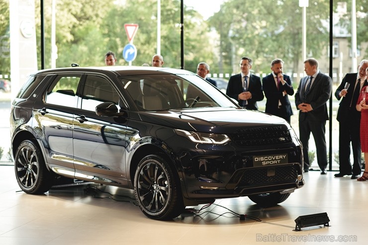 Ar ekskluzīvu auto prezentāciju Jaguar Land Rover zīmolu pārstāvis Inchcape Motors atklāj Baltijā lielāko Jaguar Land Rover autocentru Ar ekskluzīvu auto prezentāciju Jaguar Land Rover zīmolu pārstāvis Inchcape Motors atklāj Baltijā lielāko Jaguar Land Rover autocentru 260554