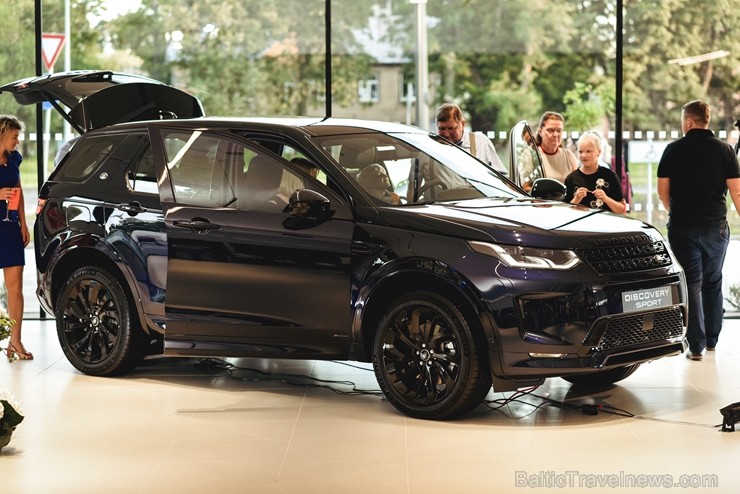 Ar ekskluzīvu auto prezentāciju Jaguar Land Rover zīmolu pārstāvis Inchcape Motors atklāj Baltijā lielāko Jaguar Land Rover autocentru Ar ekskluzīvu auto prezentāciju Jaguar Land Rover zīmolu pārstāvis Inchcape Motors atklāj Baltijā lielāko Jaguar Land Rover autocentru 260561