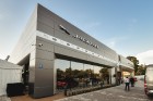 Rīgā atklāj Baltijā lielāko «Jaguar Land Rover» autocentru