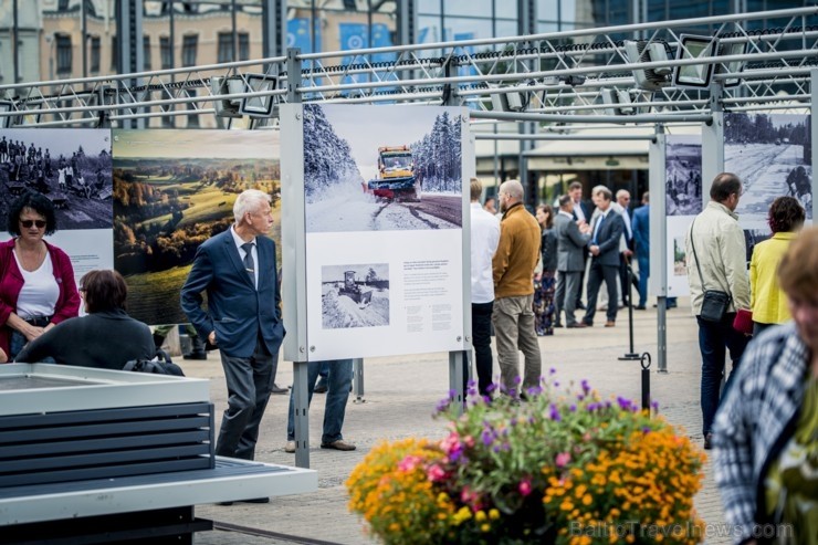 Centrālās dzelzceļa stacijas laukumā Rīgā, pie tirdzniecības centra Origo tika atklāta VAS Latvijas Valsts ceļi un ceļu nozares simtgadei veltīta izst Centrālās dzelzceļa stacijas laukumā Rīgā, pie tirdzniecības centra Origo tika atklāta VAS Latvijas Valsts ceļi un ceļu nozares simtgadei veltīta izst 260728