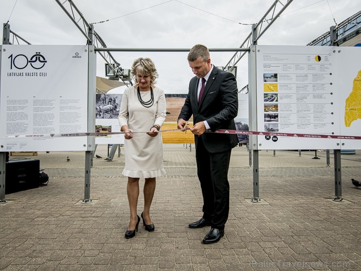 Centrālās dzelzceļa stacijas laukumā Rīgā, pie tirdzniecības centra Origo tika atklāta VAS Latvijas Valsts ceļi un ceļu nozares simtgadei veltīta izst Centrālās dzelzceļa stacijas laukumā Rīgā, pie tirdzniecības centra Origo tika atklāta VAS Latvijas Valsts ceļi un ceļu nozares simtgadei veltīta izst 260730