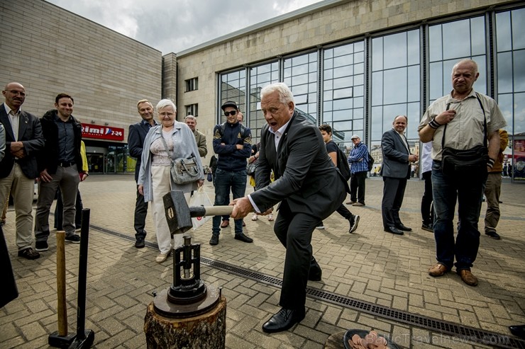 Centrālās dzelzceļa stacijas laukumā Rīgā, pie tirdzniecības centra Origo tika atklāta VAS Latvijas Valsts ceļi un ceļu nozares simtgadei veltīta izst Centrālās dzelzceļa stacijas laukumā Rīgā, pie tirdzniecības centra Origo tika atklāta VAS Latvijas Valsts ceļi un ceļu nozares simtgadei veltīta izst 260732