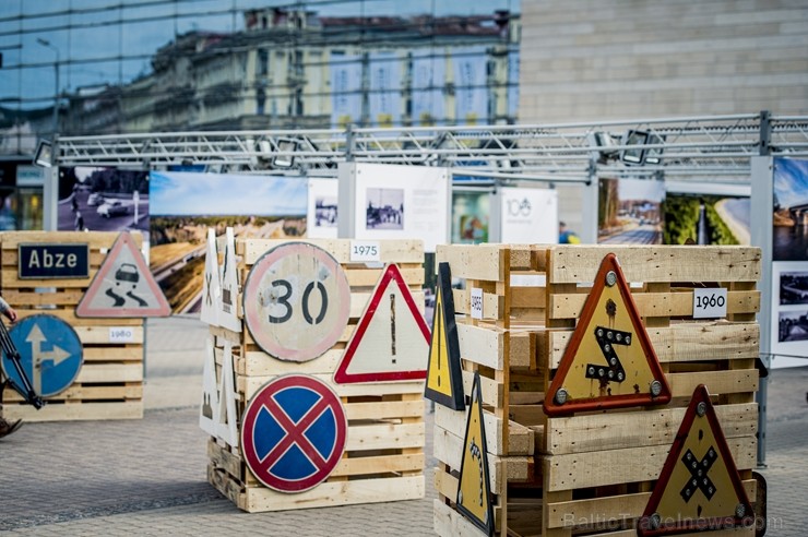 Centrālās dzelzceļa stacijas laukumā Rīgā, pie tirdzniecības centra Origo tika atklāta VAS Latvijas Valsts ceļi un ceļu nozares simtgadei veltīta izst Centrālās dzelzceļa stacijas laukumā Rīgā, pie tirdzniecības centra Origo tika atklāta VAS Latvijas Valsts ceļi un ceļu nozares simtgadei veltīta izst 260738