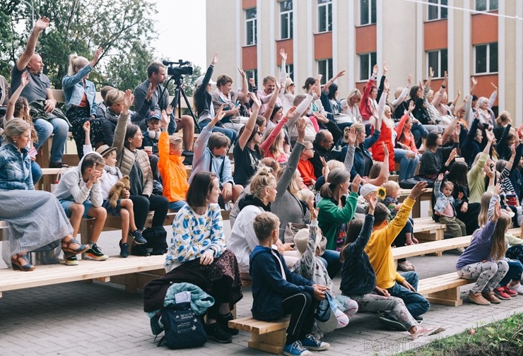 Ar deviņām izrādēm, izzinošām aktivitātēm un devīzi Ar deviņām izrādēm, izzinošām aktivitātēm un devīzi