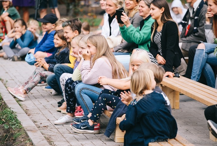 Ar deviņām izrādēm, izzinošām aktivitātēm un devīzi Ar deviņām izrādēm, izzinošām aktivitātēm un devīzi