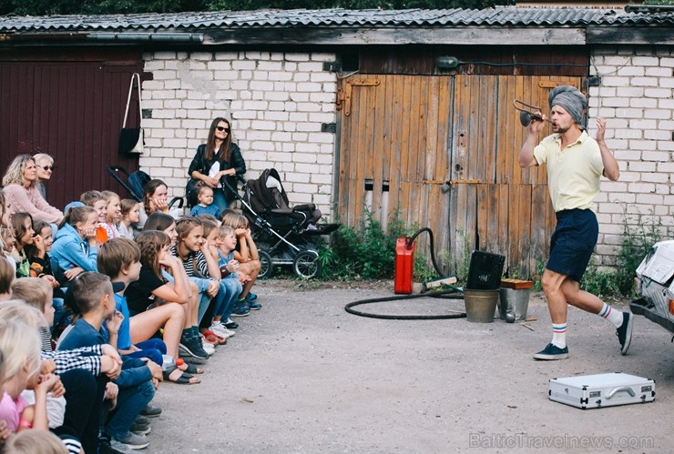 Ar deviņām izrādēm, izzinošām aktivitātēm un devīzi Ar deviņām izrādēm, izzinošām aktivitātēm un devīzi