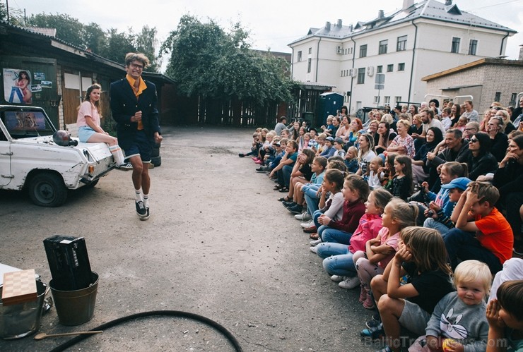 Ar deviņām izrādēm, izzinošām aktivitātēm un devīzi Ar deviņām izrādēm, izzinošām aktivitātēm un devīzi