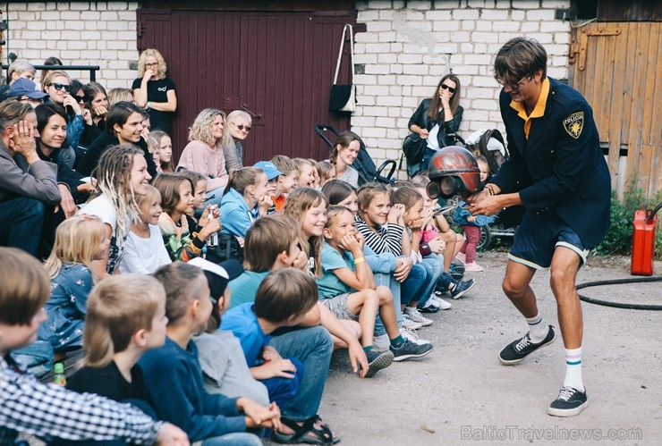 Ar deviņām izrādēm, izzinošām aktivitātēm un devīzi Ar deviņām izrādēm, izzinošām aktivitātēm un devīzi