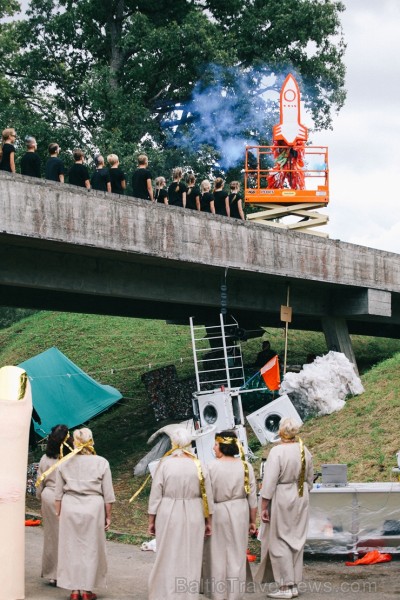 Ar deviņām izrādēm, izzinošām aktivitātēm un devīzi Ar deviņām izrādēm, izzinošām aktivitātēm un devīzi