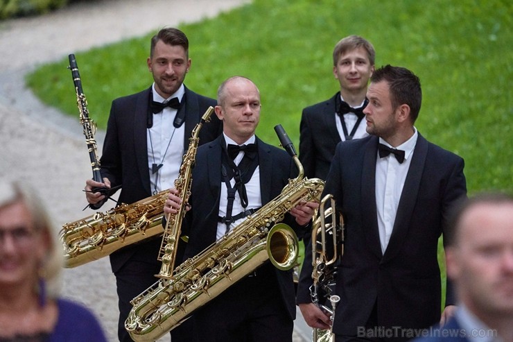Cēsu pils parkā vairākus tūkstošus skatītāju pulcēja Cēsu Mākslas festivāla lielākais muzikālais notikums - mūzikla Cēsu pils parkā vairākus tūkstošus skatītāju pulcēja Cēsu Mākslas festivāla lielākais muzikālais notikums - mūzikla