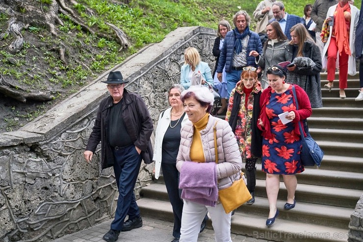 Cēsu pils parkā vairākus tūkstošus skatītāju pulcēja Cēsu Mākslas festivāla lielākais muzikālais notikums - mūzikla Cēsu pils parkā vairākus tūkstošus skatītāju pulcēja Cēsu Mākslas festivāla lielākais muzikālais notikums - mūzikla