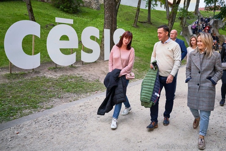 Cēsu pils parkā vairākus tūkstošus skatītāju pulcēja Cēsu Mākslas festivāla lielākais muzikālais notikums - mūzikla Cēsu pils parkā vairākus tūkstošus skatītāju pulcēja Cēsu Mākslas festivāla lielākais muzikālais notikums - mūzikla