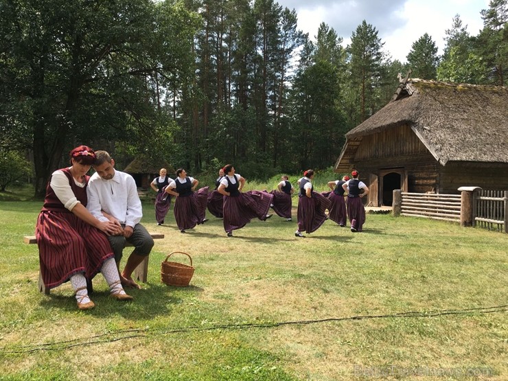Festivāls ik gadu piedāvā apmeklētājiem iespēju iepazīt jaunākās tendences Latvijas amatniecībā un iegādāties dažādus no dabīgiem materiāliem veidotus Festivāls ik gadu piedāvā apmeklētājiem iespēju iepazīt jaunākās tendences Latvijas amatniecībā un iegādāties dažādus no dabīgiem materiāliem veidotus 261207