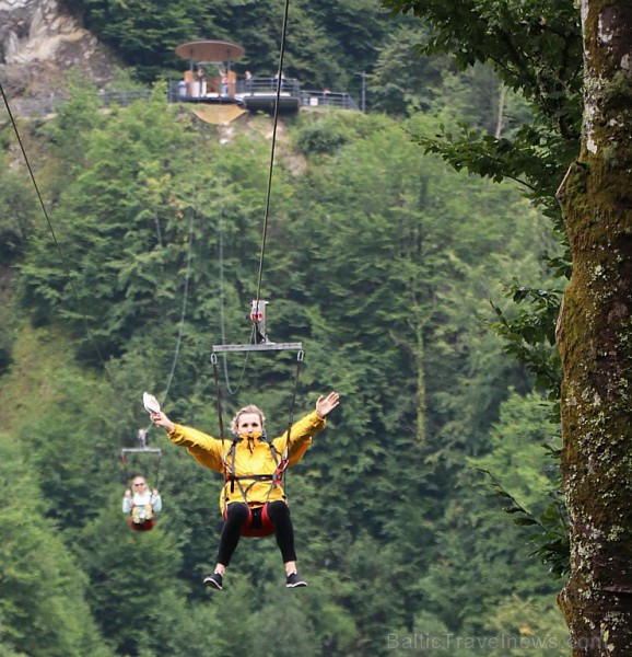 Travelnews.lv Gruzijas kūrortā Sairme izbauda 500 metru braucienu ar zipline 261562