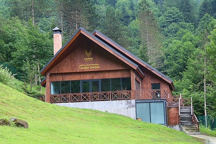 Travelnews.lv Gruzijas kalnu kurortā Sairme šauj pa lidojošiem šķīvjiem 261725