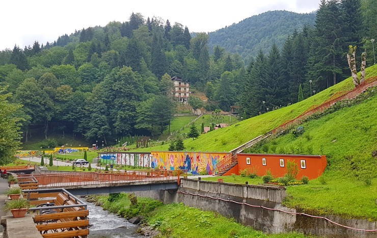 Balneoloģiskajā kūrortā Sairme atpūtnieki dzer kalnu avotu ūdeni un sporto 261845