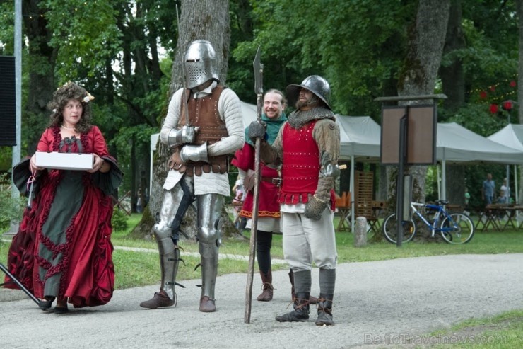 Pie Andreja Pumpura Lielvārdes muzeja ikviens baudīja muzikāli teatrālus priekšnesumus, kā arī bruņinieku cīņu paraugdemonstrējumus Pie Andreja Pumpura Lielvārdes muzeja ikviens baudīja muzikāli teatrālus priekšnesumus, kā arī bruņinieku cīņu paraugdemonstrējumus 261871