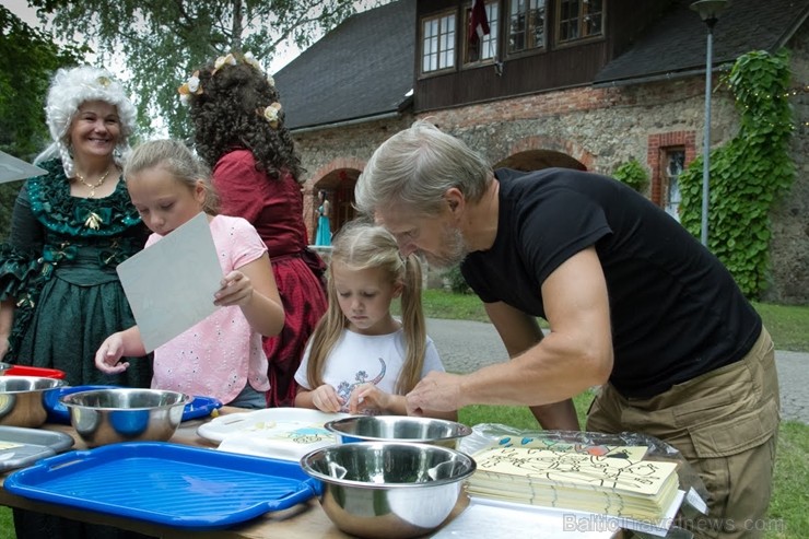 Pie Andreja Pumpura Lielvārdes muzeja ikviens baudīja muzikāli teatrālus priekšnesumus, kā arī bruņinieku cīņu paraugdemonstrējumus Pie Andreja Pumpura Lielvārdes muzeja ikviens baudīja muzikāli teatrālus priekšnesumus, kā arī bruņinieku cīņu paraugdemonstrējumus 261875