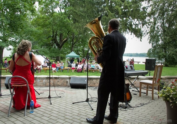 Pie Andreja Pumpura Lielvārdes muzeja ikviens baudīja muzikāli teatrālus priekšnesumus, kā arī bruņinieku cīņu paraugdemonstrējumus Pie Andreja Pumpura Lielvārdes muzeja ikviens baudīja muzikāli teatrālus priekšnesumus, kā arī bruņinieku cīņu paraugdemonstrējumus 261876