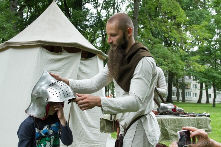 Pie Andreja Pumpura Lielvārdes muzeja ikviens baudīja muzikāli teatrālus priekšnesumus, kā arī bruņinieku cīņu paraugdemonstrējumus Pie Andreja Pumpura Lielvārdes muzeja ikviens baudīja muzikāli teatrālus priekšnesumus, kā arī bruņinieku cīņu paraugdemonstrējumus 261877