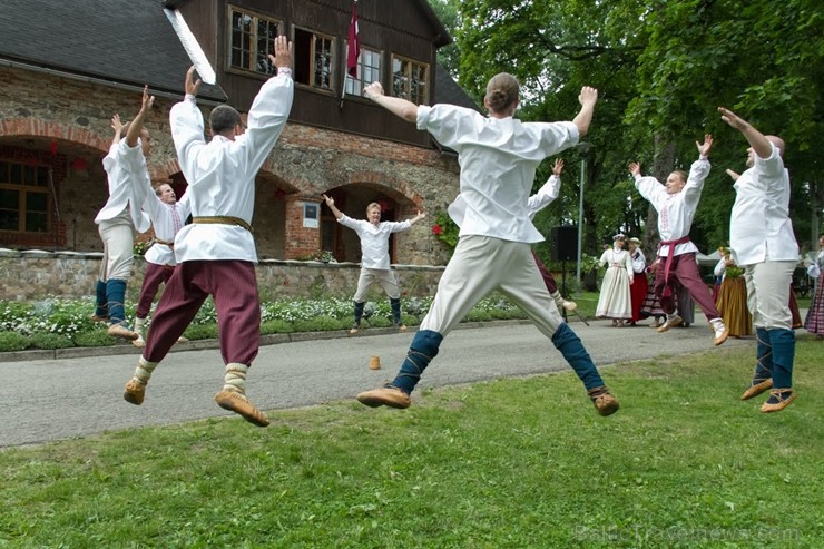 Pie Andreja Pumpura Lielvārdes muzeja ikviens baudīja muzikāli teatrālus priekšnesumus, kā arī bruņinieku cīņu paraugdemonstrējumus Pie Andreja Pumpura Lielvārdes muzeja ikviens baudīja muzikāli teatrālus priekšnesumus, kā arī bruņinieku cīņu paraugdemonstrējumus 261885