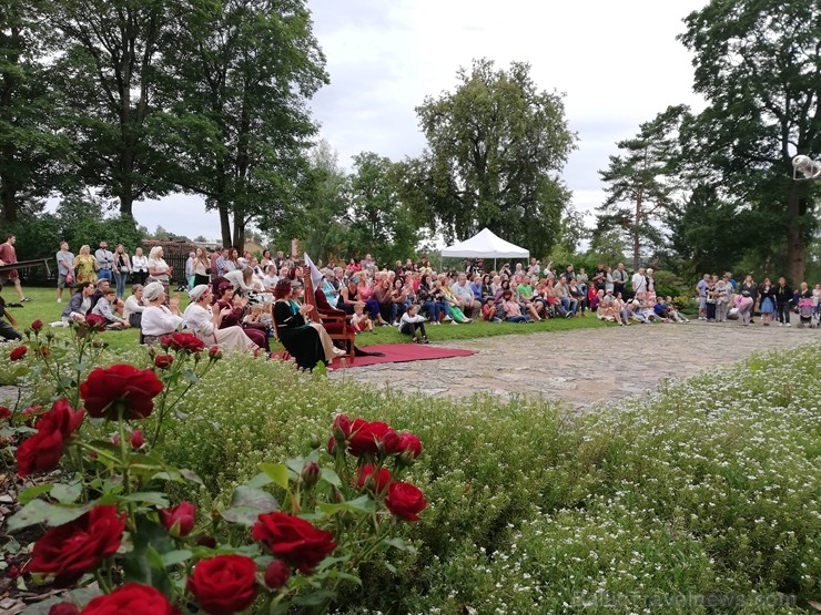 Ar galminieku izklaidēm, cirka mākslinieku un improvizatoru izrādēm, koncertu un citām nebēdnībām Jaunpils pilī svin svētkus «Ēverģēlības pils galmā» Ar galminieku izklaidēm, cirka mākslinieku un improvizatoru izrādēm, koncertu un citām nebēdnībām Jaunpils pilī svin svētkus «Ēverģēlības pils galmā» 261961