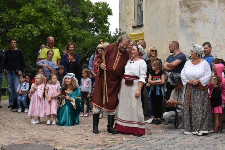 Ar galminieku izklaidēm, cirka mākslinieku un improvizatoru izrādēm, koncertu un citām nebēdnībām Jaunpils pilī svin svētkus «Ēverģēlības pils galmā» Ar galminieku izklaidēm, cirka mākslinieku un improvizatoru izrādēm, koncertu un citām nebēdnībām Jaunpils pilī svin svētkus «Ēverģēlības pils galmā» 261962