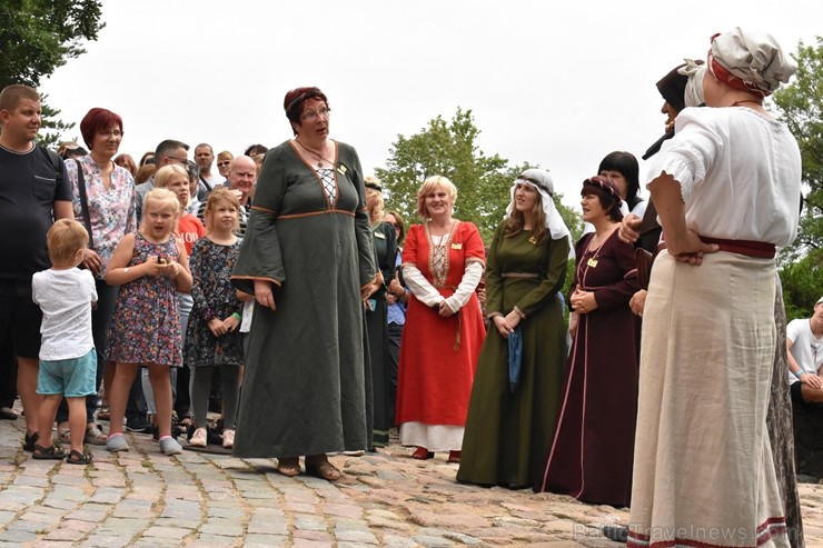 Ar galminieku izklaidēm, cirka mākslinieku un improvizatoru izrādēm, koncertu un citām nebēdnībām Jaunpils pilī svin svētkus «Ēverģēlības pils galmā» Ar galminieku izklaidēm, cirka mākslinieku un improvizatoru izrādēm, koncertu un citām nebēdnībām Jaunpils pilī svin svētkus «Ēverģēlības pils galmā» 261967