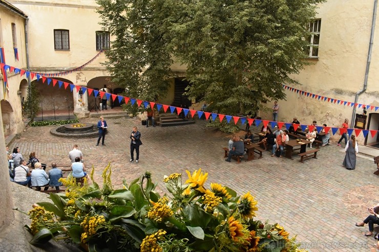 Ar galminieku izklaidēm, cirka mākslinieku un improvizatoru izrādēm, koncertu un citām nebēdnībām Jaunpils pilī svin svētkus «Ēverģēlības pils galmā» Ar galminieku izklaidēm, cirka mākslinieku un improvizatoru izrādēm, koncertu un citām nebēdnībām Jaunpils pilī svin svētkus «Ēverģēlības pils galmā» 261976