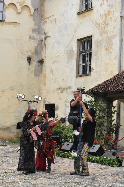 Ar galminieku izklaidēm, cirka mākslinieku un improvizatoru izrādēm, koncertu un citām nebēdnībām Jaunpils pilī svin svētkus «Ēverģēlības pils galmā» Ar galminieku izklaidēm, cirka mākslinieku un improvizatoru izrādēm, koncertu un citām nebēdnībām Jaunpils pilī svin svētkus «Ēverģēlības pils galmā» 261986