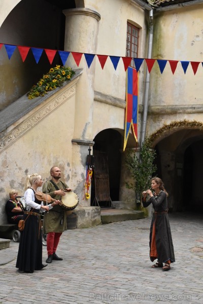 Ar galminieku izklaidēm, cirka mākslinieku un improvizatoru izrādēm, koncertu un citām nebēdnībām Jaunpils pilī svin svētkus «Ēverģēlības pils galmā» Ar galminieku izklaidēm, cirka mākslinieku un improvizatoru izrādēm, koncertu un citām nebēdnībām Jaunpils pilī svin svētkus «Ēverģēlības pils galmā» 261994