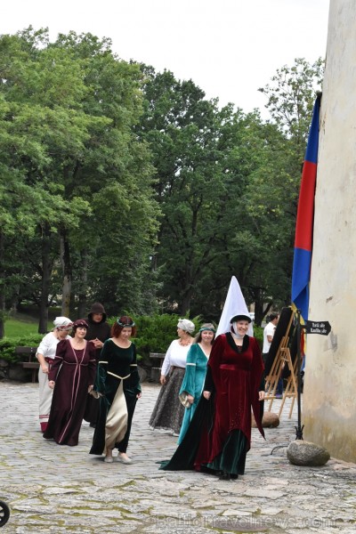 Ar galminieku izklaidēm, cirka mākslinieku un improvizatoru izrādēm, koncertu un citām nebēdnībām Jaunpils pilī svin svētkus «Ēverģēlības pils galmā» Ar galminieku izklaidēm, cirka mākslinieku un improvizatoru izrādēm, koncertu un citām nebēdnībām Jaunpils pilī svin svētkus «Ēverģēlības pils galmā» 261998