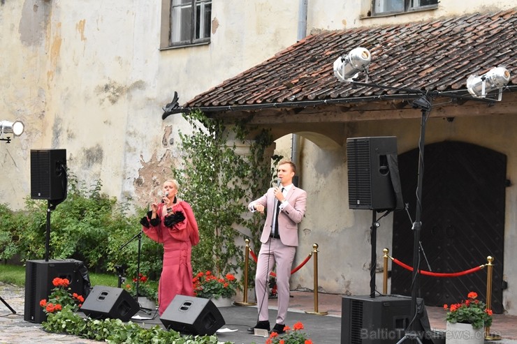 Ar galminieku izklaidēm, cirka mākslinieku un improvizatoru izrādēm, koncertu un citām nebēdnībām Jaunpils pilī svin svētkus «Ēverģēlības pils galmā» Ar galminieku izklaidēm, cirka mākslinieku un improvizatoru izrādēm, koncertu un citām nebēdnībām Jaunpils pilī svin svētkus «Ēverģēlības pils galmā» 261999