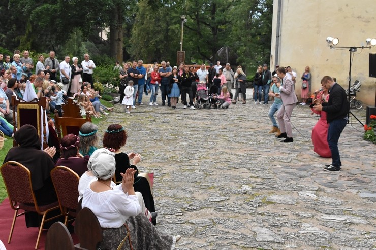 Ar galminieku izklaidēm, cirka mākslinieku un improvizatoru izrādēm, koncertu un citām nebēdnībām Jaunpils pilī svin svētkus «Ēverģēlības pils galmā» Ar galminieku izklaidēm, cirka mākslinieku un improvizatoru izrādēm, koncertu un citām nebēdnībām Jaunpils pilī svin svētkus «Ēverģēlības pils galmā» 262000