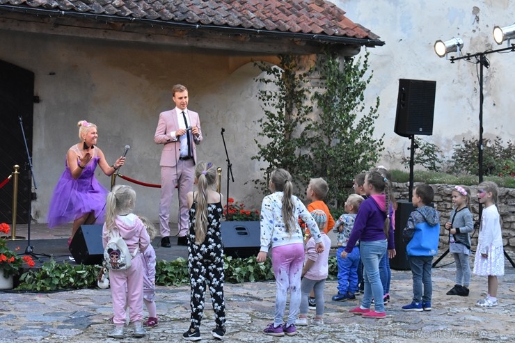 Ar galminieku izklaidēm, cirka mākslinieku un improvizatoru izrādēm, koncertu un citām nebēdnībām Jaunpils pilī svin svētkus «Ēverģēlības pils galmā» Ar galminieku izklaidēm, cirka mākslinieku un improvizatoru izrādēm, koncertu un citām nebēdnībām Jaunpils pilī svin svētkus «Ēverģēlības pils galmā» 262001