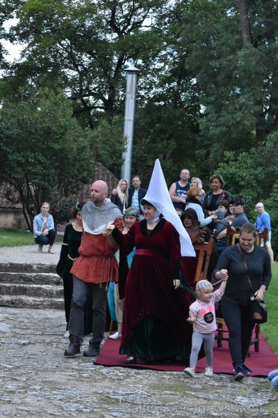 Ar galminieku izklaidēm, cirka mākslinieku un improvizatoru izrādēm, koncertu un citām nebēdnībām Jaunpils pilī svin svētkus «Ēverģēlības pils galmā» Ar galminieku izklaidēm, cirka mākslinieku un improvizatoru izrādēm, koncertu un citām nebēdnībām Jaunpils pilī svin svētkus «Ēverģēlības pils galmā» 262002