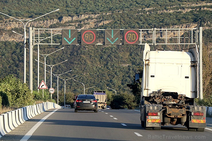 Travelnews.lv izbrauc Gruzijas autostrādes, kalnu asfalta ceļus un vēro dažādos žogu vārtus 262161