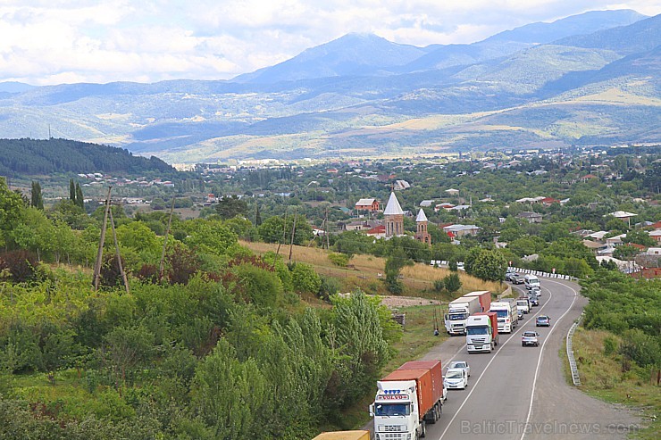 Travelnews.lv izbrauc Gruzijas autostrādes, kalnu asfalta ceļus un vēro dažādos žogu vārtus 262213