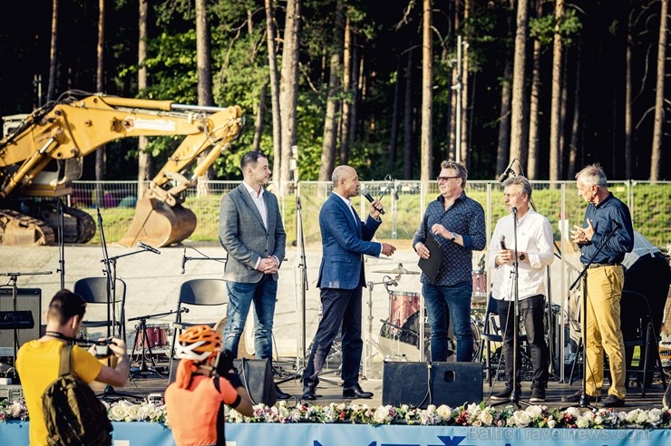 Mežaparka Lielajā estrādē 15 000 kvadrātmetros, kurus sedz zaļa zālīte, bija unikāla iespēja pirmo reizi atpūsties Latvijā lielākajā piknikā un vienla Mežaparka Lielajā estrādē 15 000 kvadrātmetros, kurus sedz zaļa zālīte, bija unikāla iespēja pirmo reizi atpūsties Latvijā lielākajā piknikā un vienla 262292