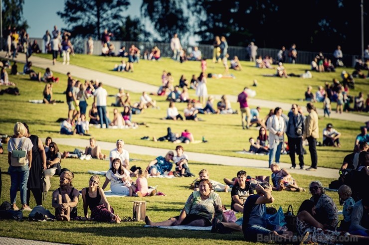 Mežaparka Lielajā estrādē 15 000 kvadrātmetros, kurus sedz zaļa zālīte, bija unikāla iespēja pirmo reizi atpūsties Latvijā lielākajā piknikā un vienla Mežaparka Lielajā estrādē 15 000 kvadrātmetros, kurus sedz zaļa zālīte, bija unikāla iespēja pirmo reizi atpūsties Latvijā lielākajā piknikā un vienla 262294