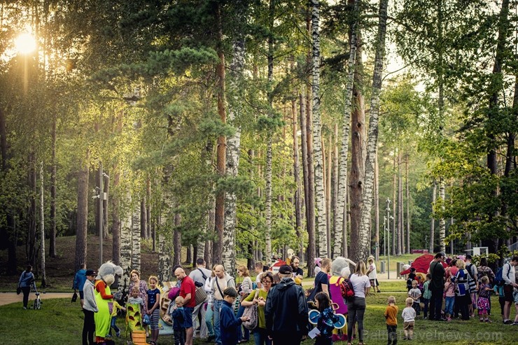 Mežaparka Lielajā estrādē 15 000 kvadrātmetros, kurus sedz zaļa zālīte, bija unikāla iespēja pirmo reizi atpūsties Latvijā lielākajā piknikā un vienla Mežaparka Lielajā estrādē 15 000 kvadrātmetros, kurus sedz zaļa zālīte, bija unikāla iespēja pirmo reizi atpūsties Latvijā lielākajā piknikā un vienla 262307