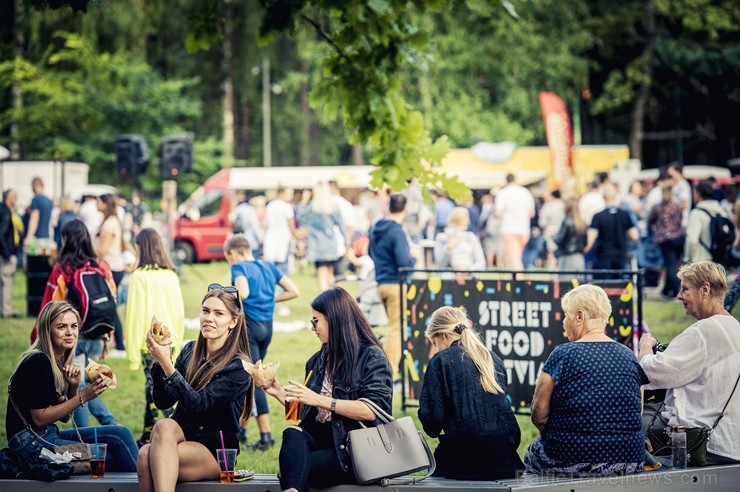 Mežaparka Lielajā estrādē 15 000 kvadrātmetros, kurus sedz zaļa zālīte, bija unikāla iespēja pirmo reizi atpūsties Latvijā lielākajā piknikā un vienla Mežaparka Lielajā estrādē 15 000 kvadrātmetros, kurus sedz zaļa zālīte, bija unikāla iespēja pirmo reizi atpūsties Latvijā lielākajā piknikā un vienla 262308