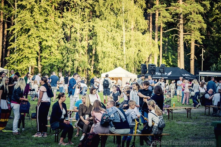 Mežaparka Lielajā estrādē 15 000 kvadrātmetros, kurus sedz zaļa zālīte, bija unikāla iespēja pirmo reizi atpūsties Latvijā lielākajā piknikā un vienla Mežaparka Lielajā estrādē 15 000 kvadrātmetros, kurus sedz zaļa zālīte, bija unikāla iespēja pirmo reizi atpūsties Latvijā lielākajā piknikā un vienla 262309