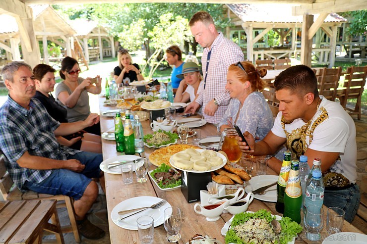 Travelnews.lv izbauda garšīgas un bagātīgas pusdienas restorānā «Chveni Ezo», kas atrodas uz ziemeļiem no Tbilisi Travelnews.lv izbauda garšīgas un bagātīgas pusdienas restorānā «Chveni Ezo», kas atrodas uz ziemeļiem no Tbilisi 262573
