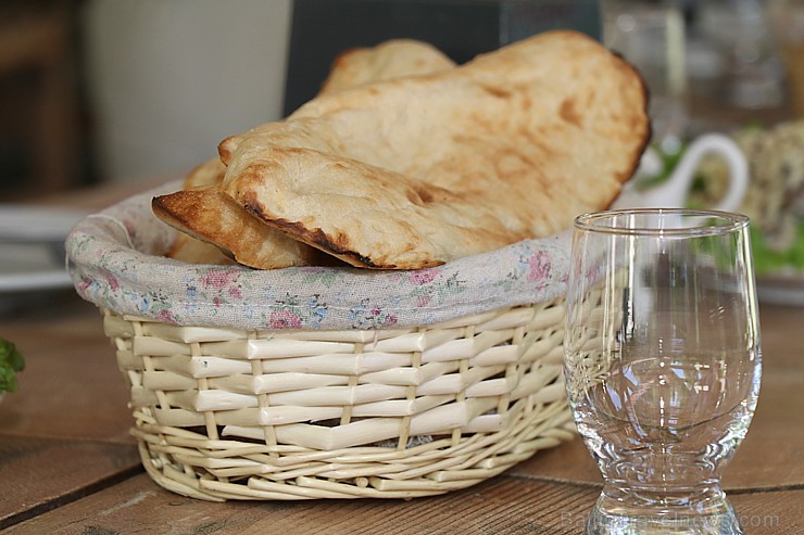 Travelnews.lv izbauda garšīgas un bagātīgas pusdienas restorānā «Chveni Ezo», kas atrodas uz ziemeļiem no Tbilisi Travelnews.lv izbauda garšīgas un bagātīgas pusdienas restorānā «Chveni Ezo», kas atrodas uz ziemeļiem no Tbilisi 262578