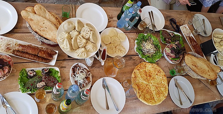Travelnews.lv izbauda garšīgas un bagātīgas pusdienas restorānā «Chveni Ezo», kas atrodas uz ziemeļiem no Tbilisi Travelnews.lv izbauda garšīgas un bagātīgas pusdienas restorānā «Chveni Ezo», kas atrodas uz ziemeļiem no Tbilisi 262579