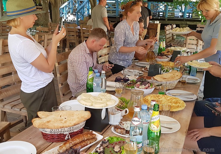 Travelnews.lv izbauda garšīgas un bagātīgas pusdienas restorānā «Chveni Ezo», kas atrodas uz ziemeļiem no Tbilisi Travelnews.lv izbauda garšīgas un bagātīgas pusdienas restorānā «Chveni Ezo», kas atrodas uz ziemeļiem no Tbilisi 262580